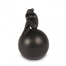 Treurend meisje op Bol mini urn in brons