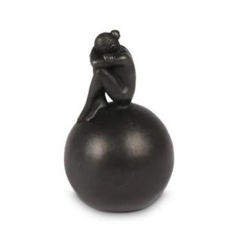 Bronzen urn: Treurend meisje op Bol