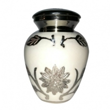 mini urn in wit met bloemendecoratie