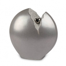Urn in zilver-grijs keramiek met zilver hart in barst
