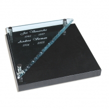 Urnengrafmonument met 3-hoek glasplaat 50x50x70cm