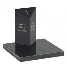Urnengraf-monument met driehoek-zuil