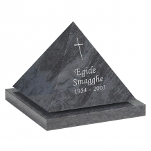 Urnengraf-monument Piramide