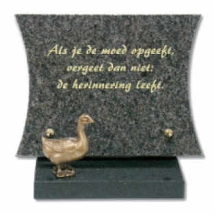 Gedenksteen op sokkel: Als je de moed opgeeft, vergeet dan niet