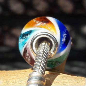 Bedel met deeltjes crematie-as: Omega