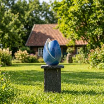 tulp urn in donkerblauw keramiek