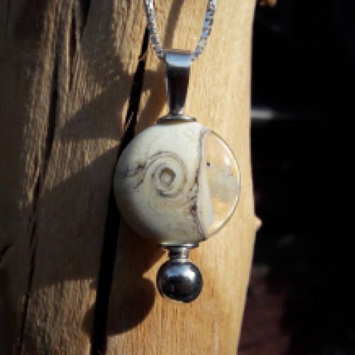 Lentilhanger in ivoorkleurig glas
