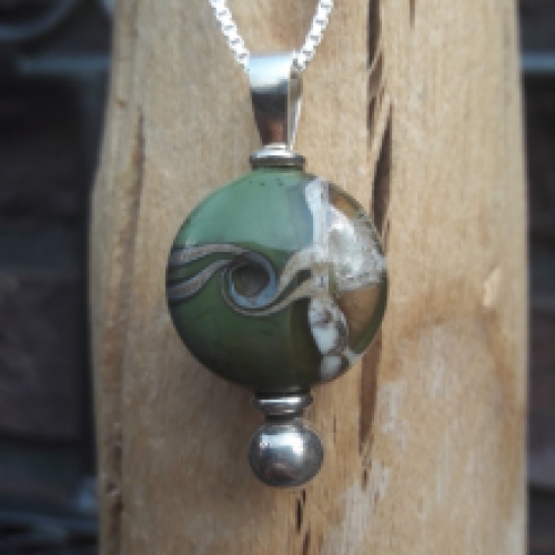 Lentilhanger in legergroen glas