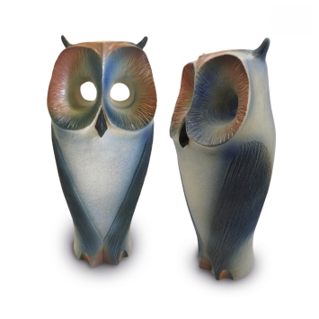 uil urn met blauwtonen
